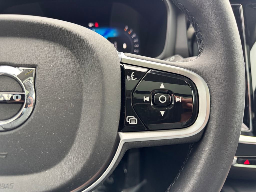 Certified 2025 Volvo V60 B5 Cross Country Plus AWD/4WD image 17