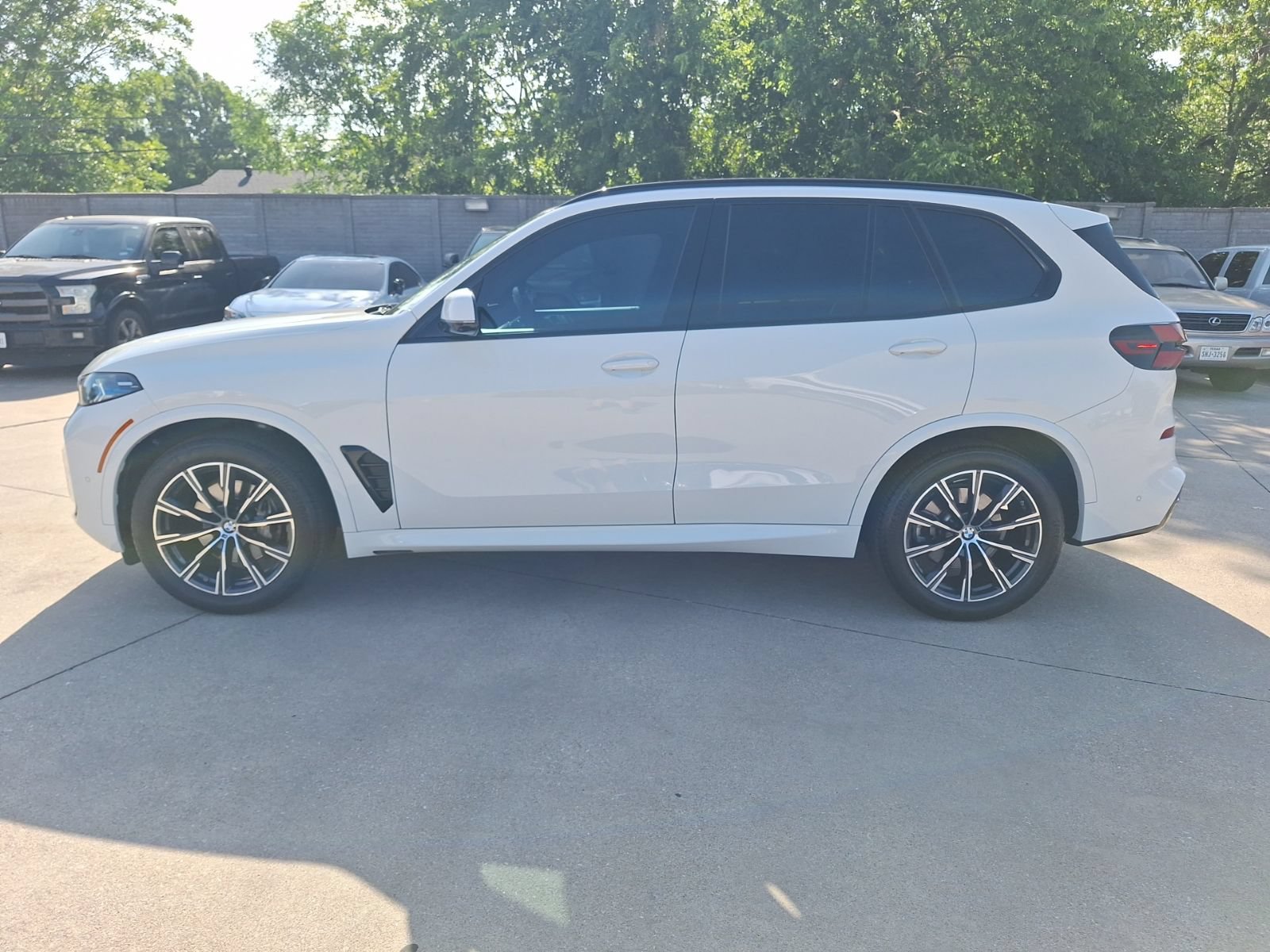 Used 2024 BMW X5 xDrive40i w/ Executive Package AWD/4WD image 3