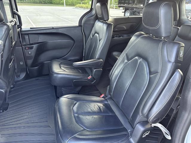 Used 2018 Chrysler Pacifica Touring-L Plus FWD image 10