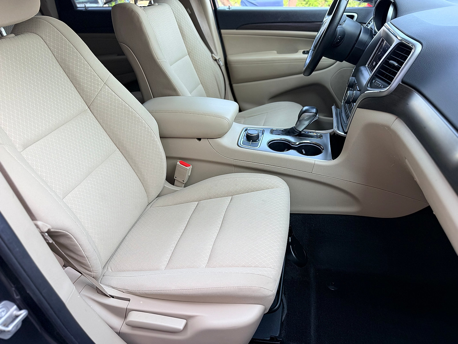Used 2018 Jeep Grand Cherokee Laredo AWD/4WD image 35