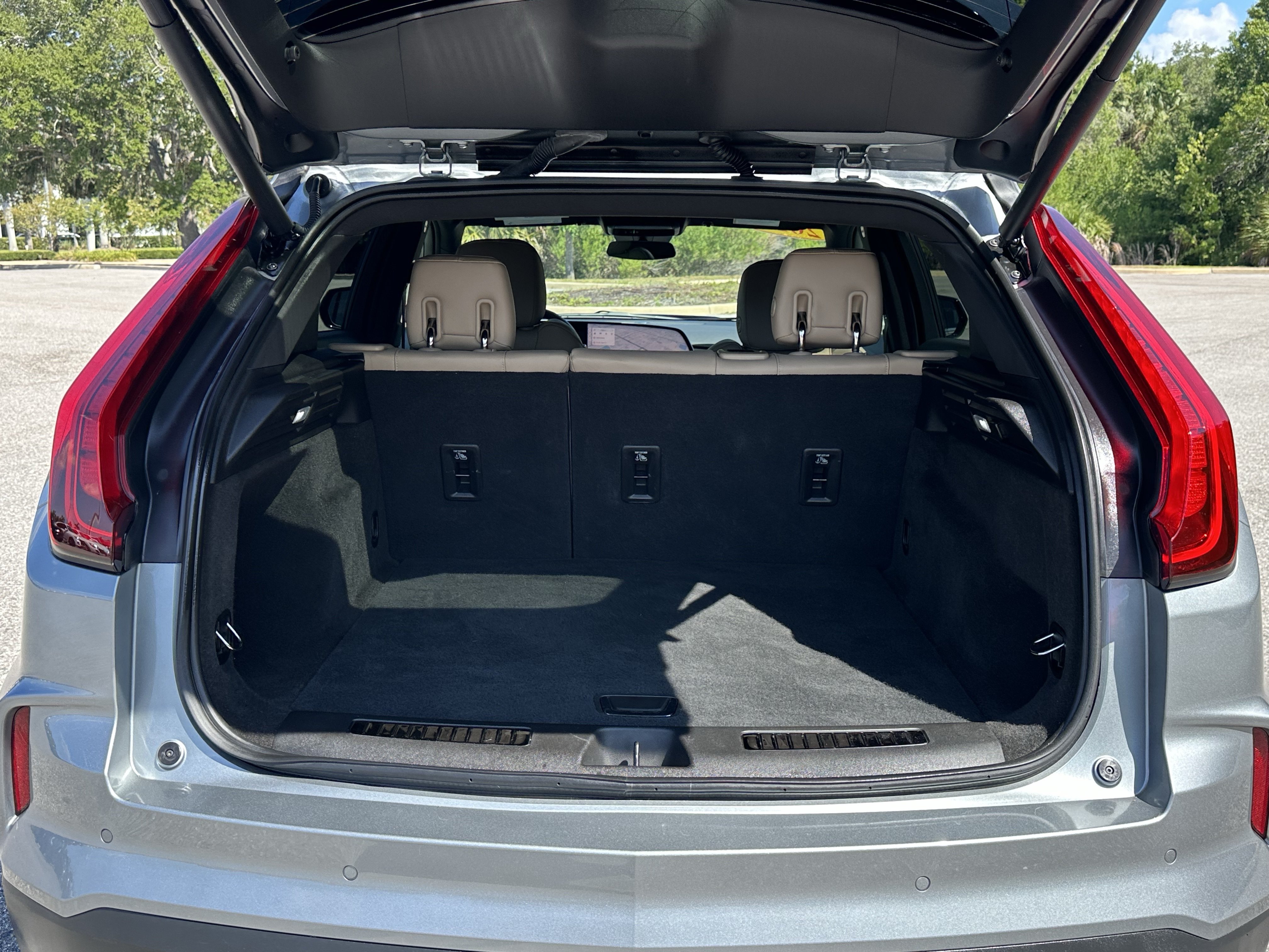 Used 2025 Cadillac XT4 Premium Luxury w/ Cold Weather Package FWD image 11