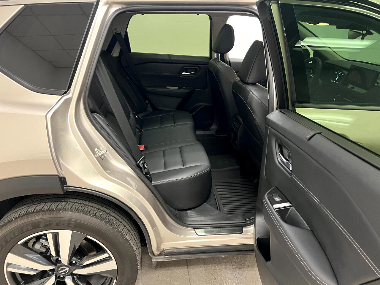 Used 2024 Nissan Rogue SL w/ SL Premium Package image 23
