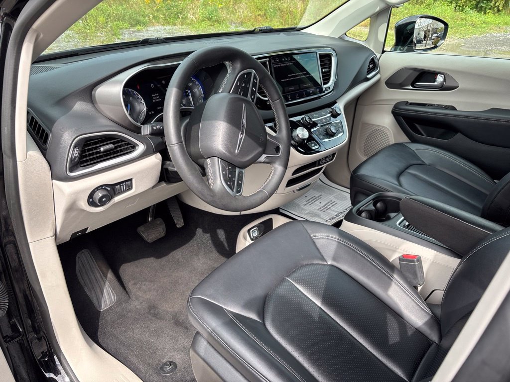 Used 2024 Chrysler Pacifica Touring-L FWD image 10