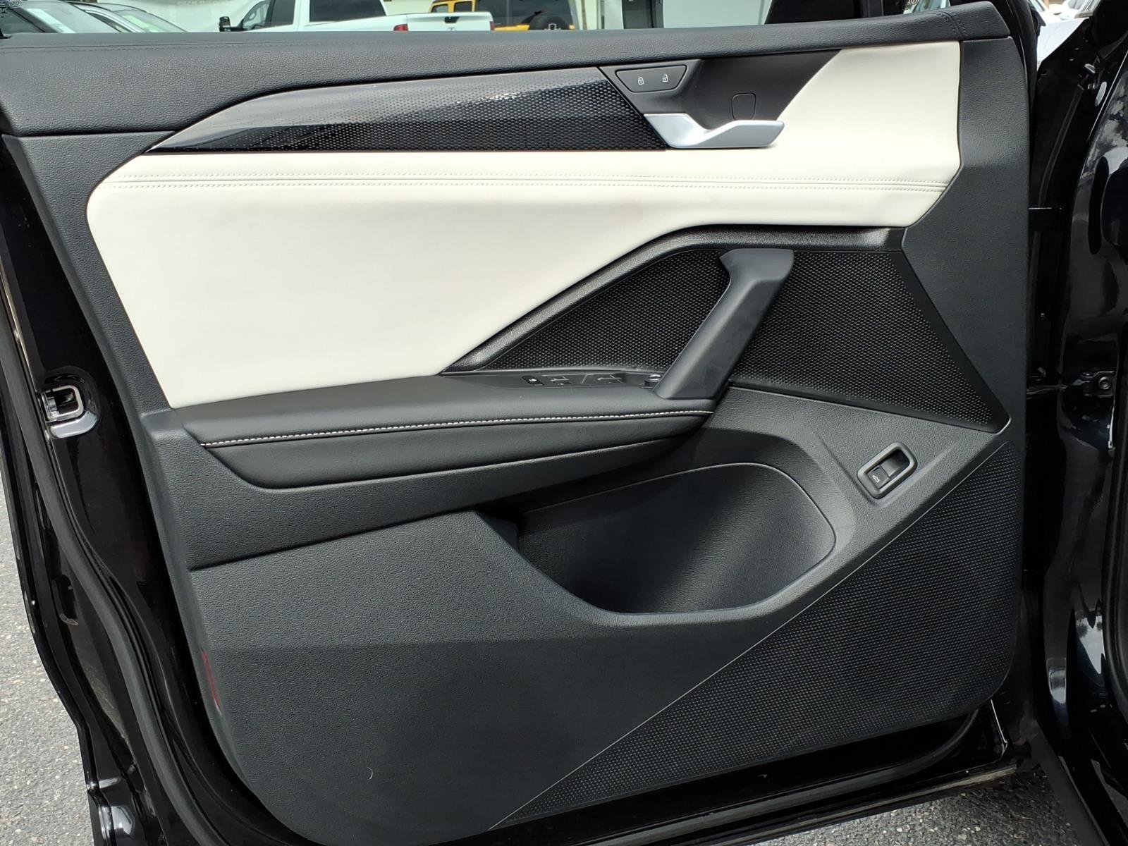 Certified 2025 Volkswagen Tiguan SE AWD/4WD image 18