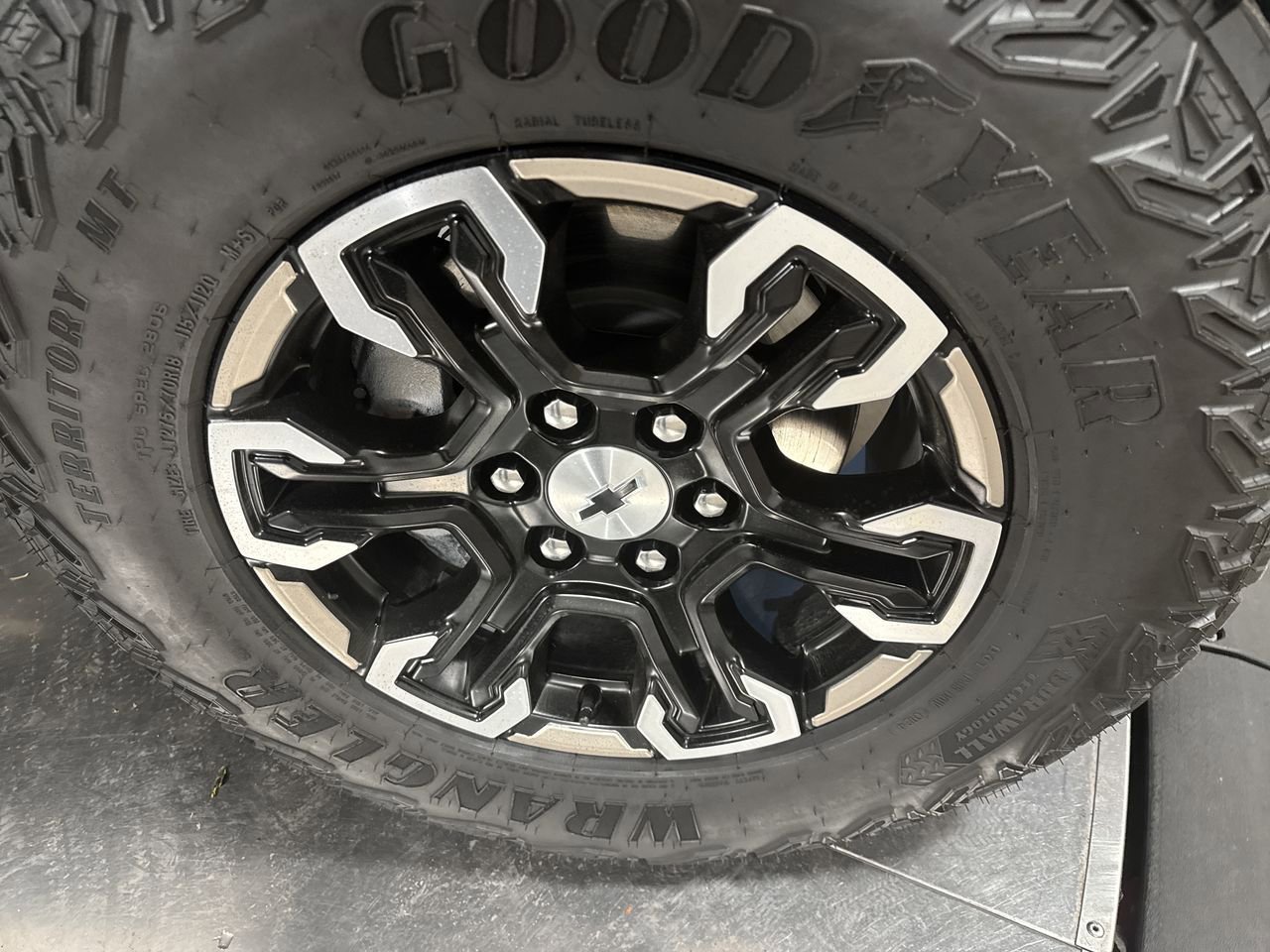 Used 2024 Chevrolet Silverado 1500 ZR2 w/ Technology Package image 17