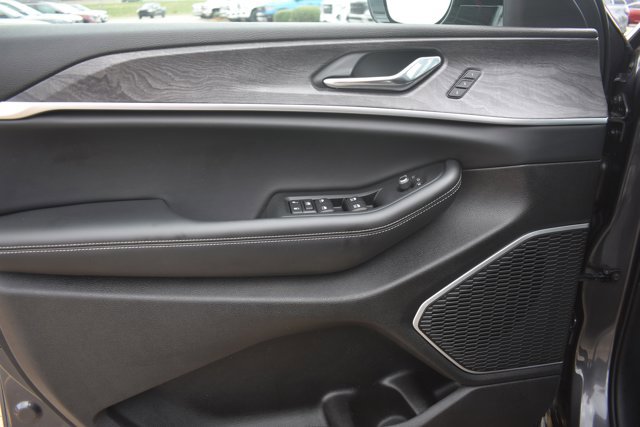 Used 2025 Jeep Grand Cherokee L Limited w/ Luxury Tech Group II image 12