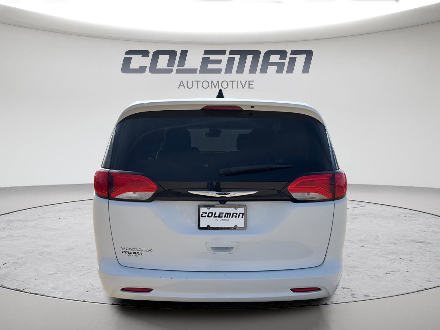 Used 2023 Chrysler Voyager LX image 4