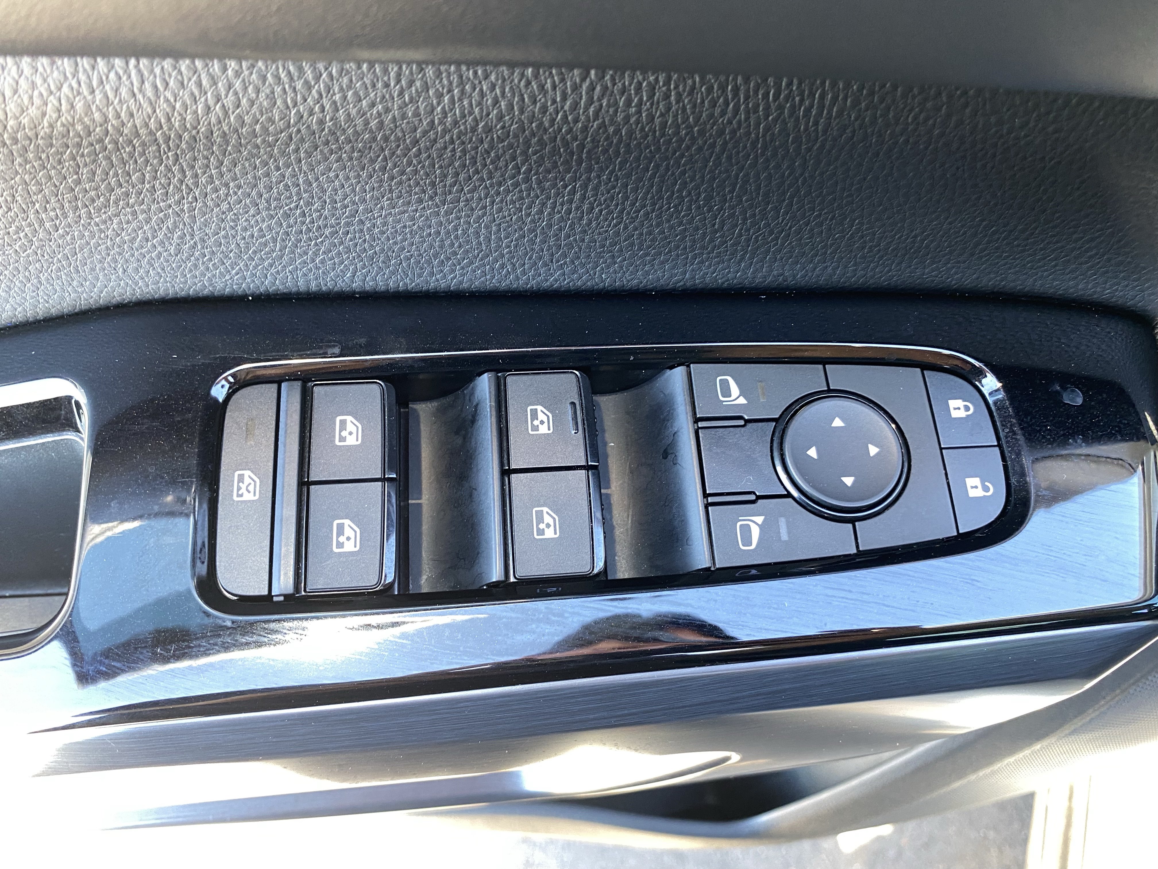 Used 2024 Nissan Pathfinder SL w/ SL Premium Package FWD image 22