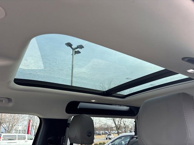 Used 2024 Land Rover Defender 90 S image 18