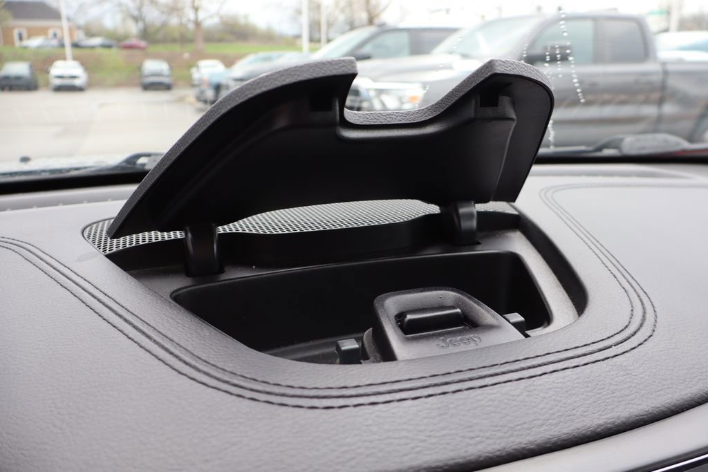 Used 2020 Jeep Cherokee Latitude Plus w/ Cold Weather Group AWD/4WD image 20