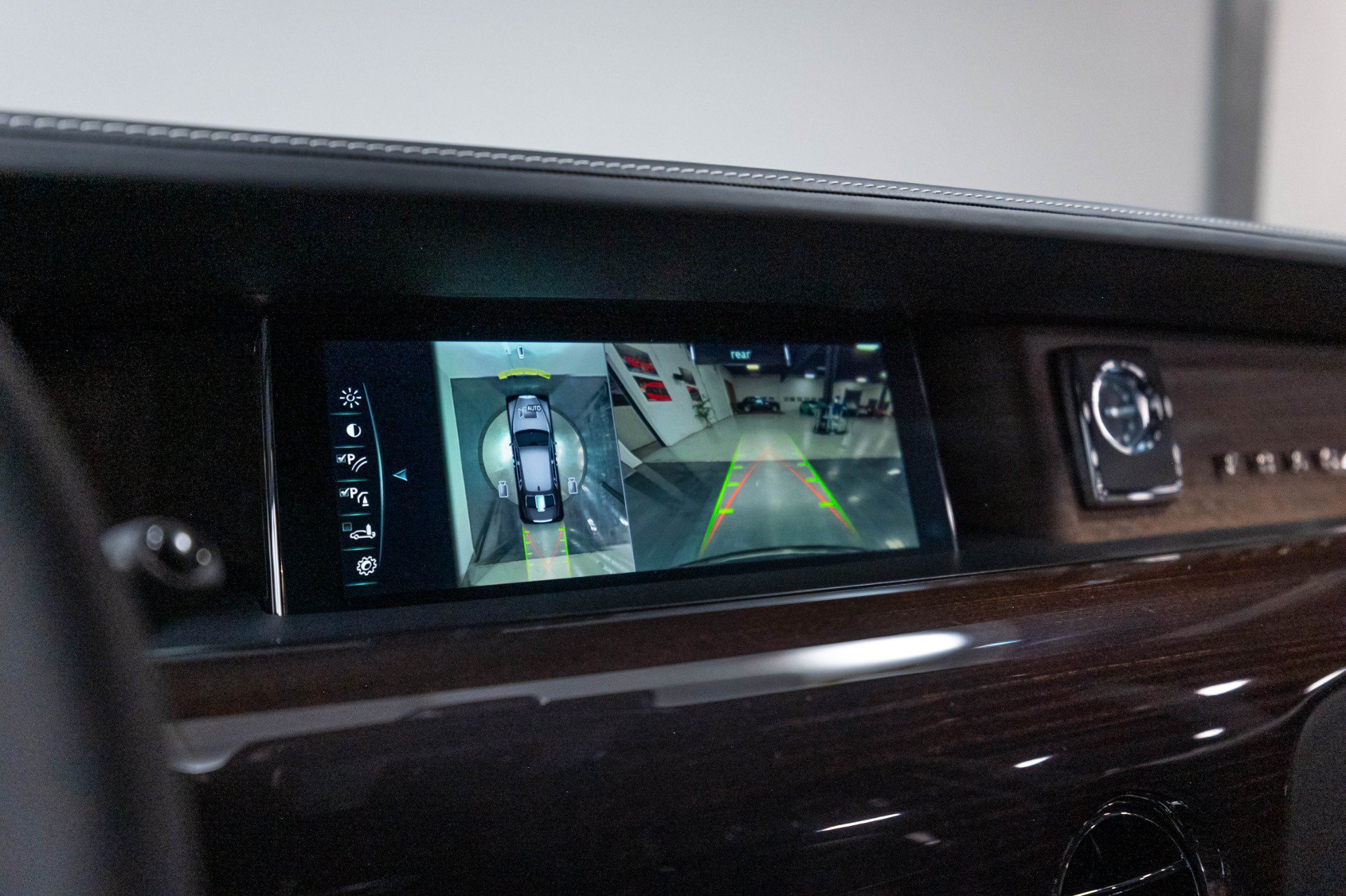 Used 2024 Rolls-Royce Phantom Sedan w/ The Phantom Package RWD image 74