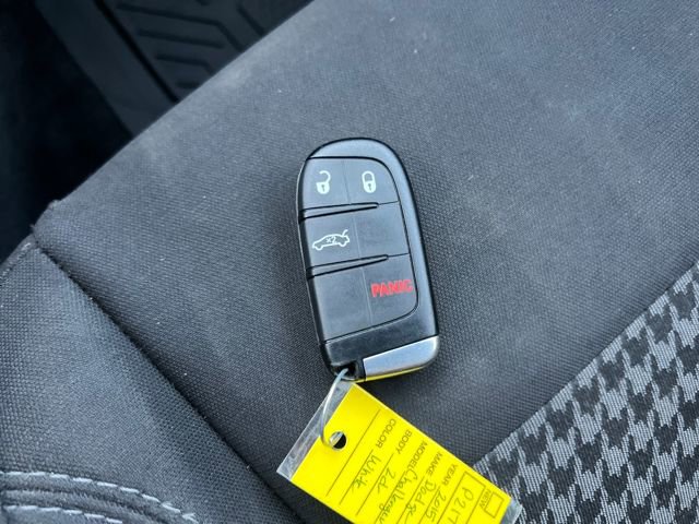 Used 2015 Dodge Challenger SXT image 25