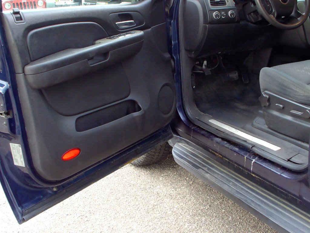 Used 2009 Chevrolet Suburban LS w/ Skid Plate Package AWD/4WD image 5