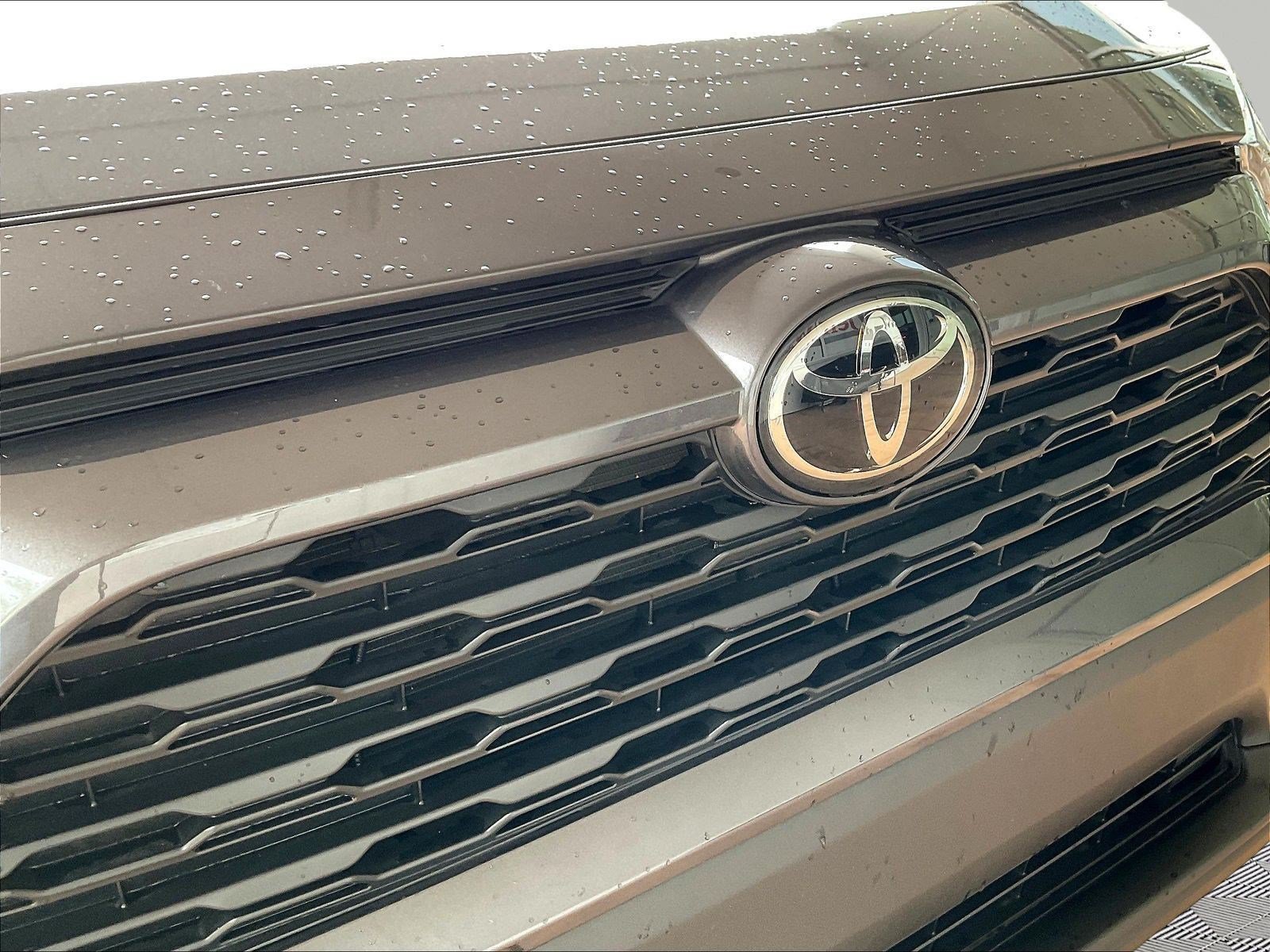 Used 2023 Toyota RAV4 LE AWD/4WD image 31