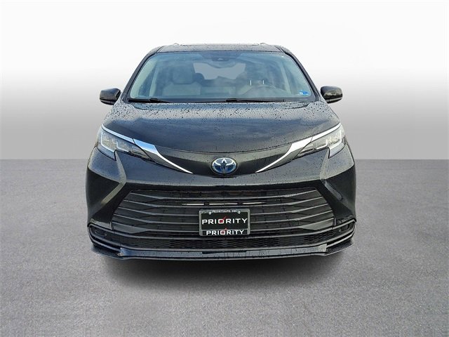 Used 2021 Toyota Sienna LE w/ LE Plus Package image 2