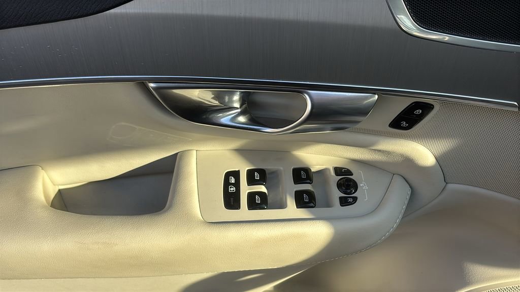 Used 2023 Volvo XC90 B5 Core w/ Climate Package image 12