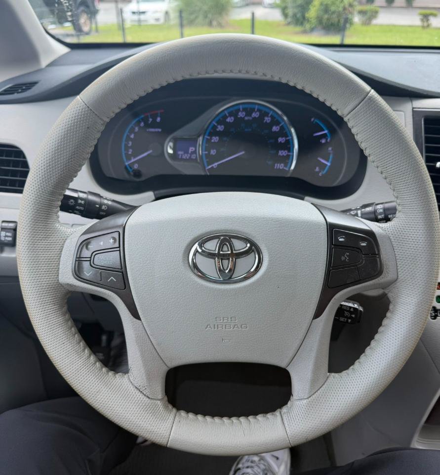 Used 2013 Toyota Sienna XLE FWD image 16