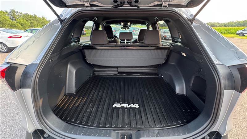 Used 2022 Toyota RAV4 SE w/ SE Grade Weather Package AWD/4WD image 35