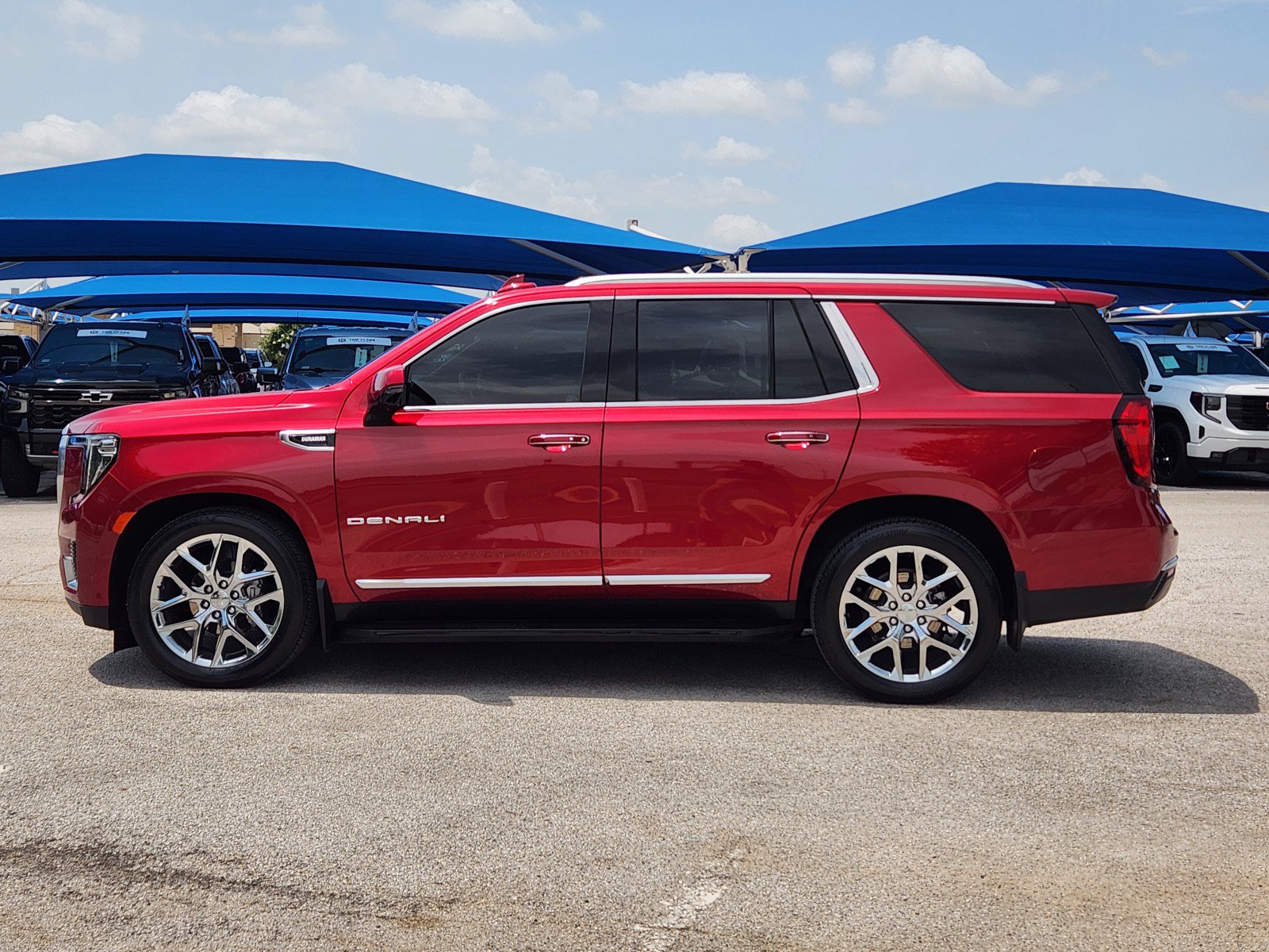 Used 2024 GMC Yukon Denali w/ Advanced Technology Package AWD/4WD image 3