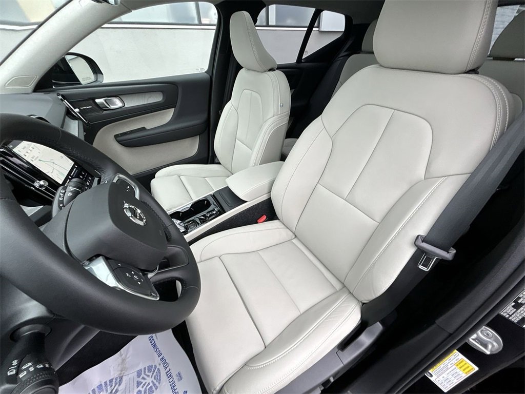 New 2025 Volvo XC40 B5 Ultra w/ Climate Package image 11