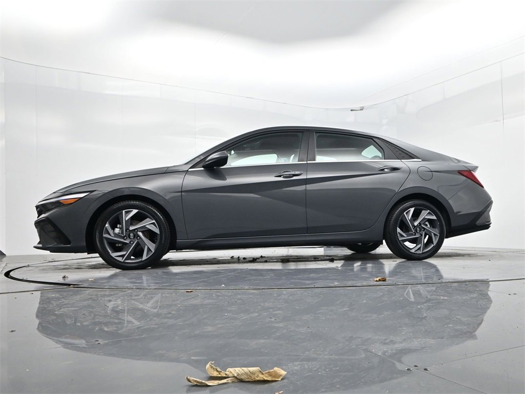 Used 2025 Hyundai Elantra SEL image 37