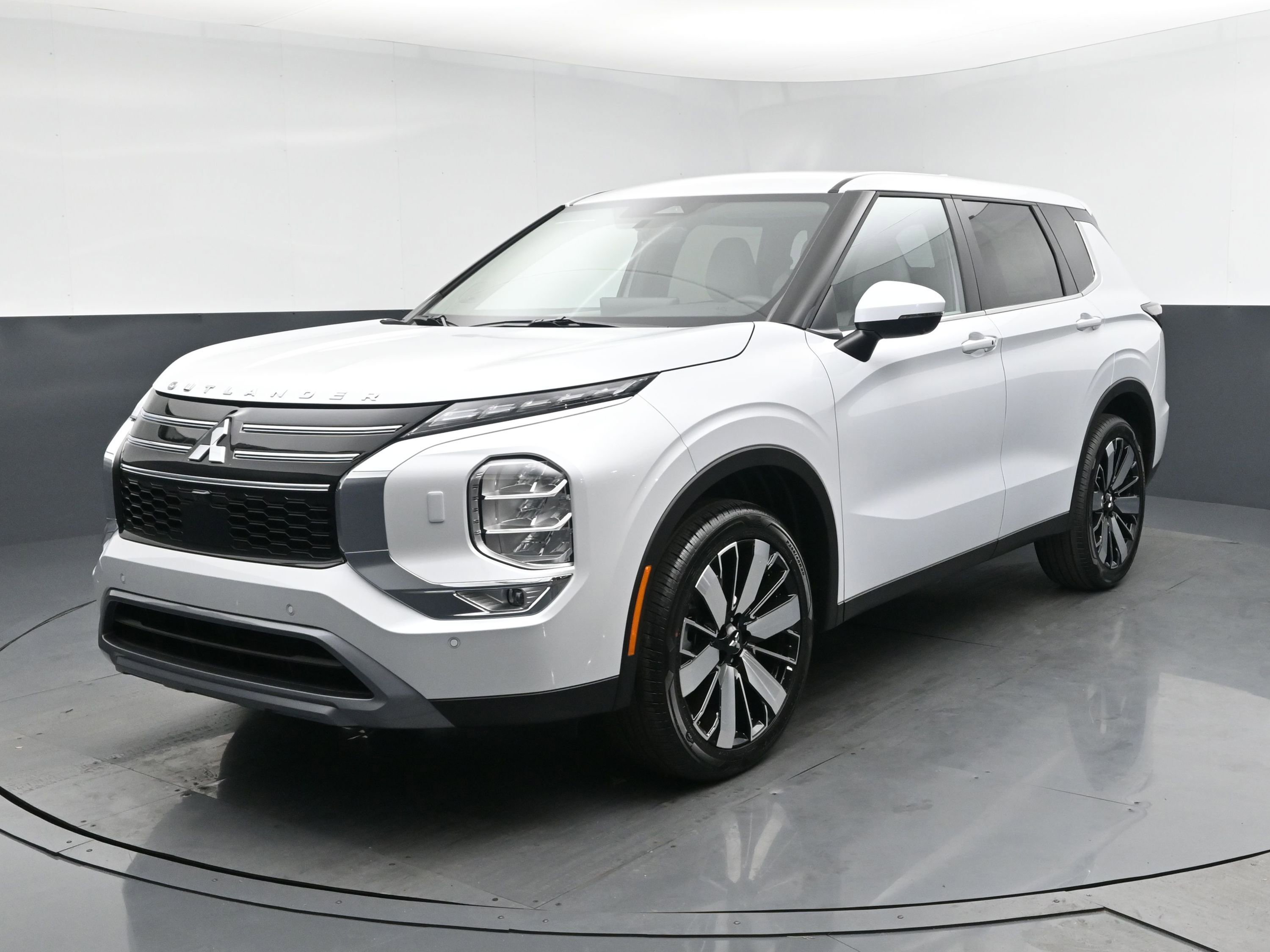 New 2025 Mitsubishi Outlander SE image 1