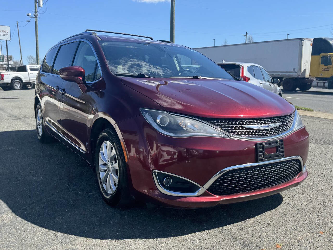 Used 2019 Chrysler Pacifica Touring-L FWD image 4