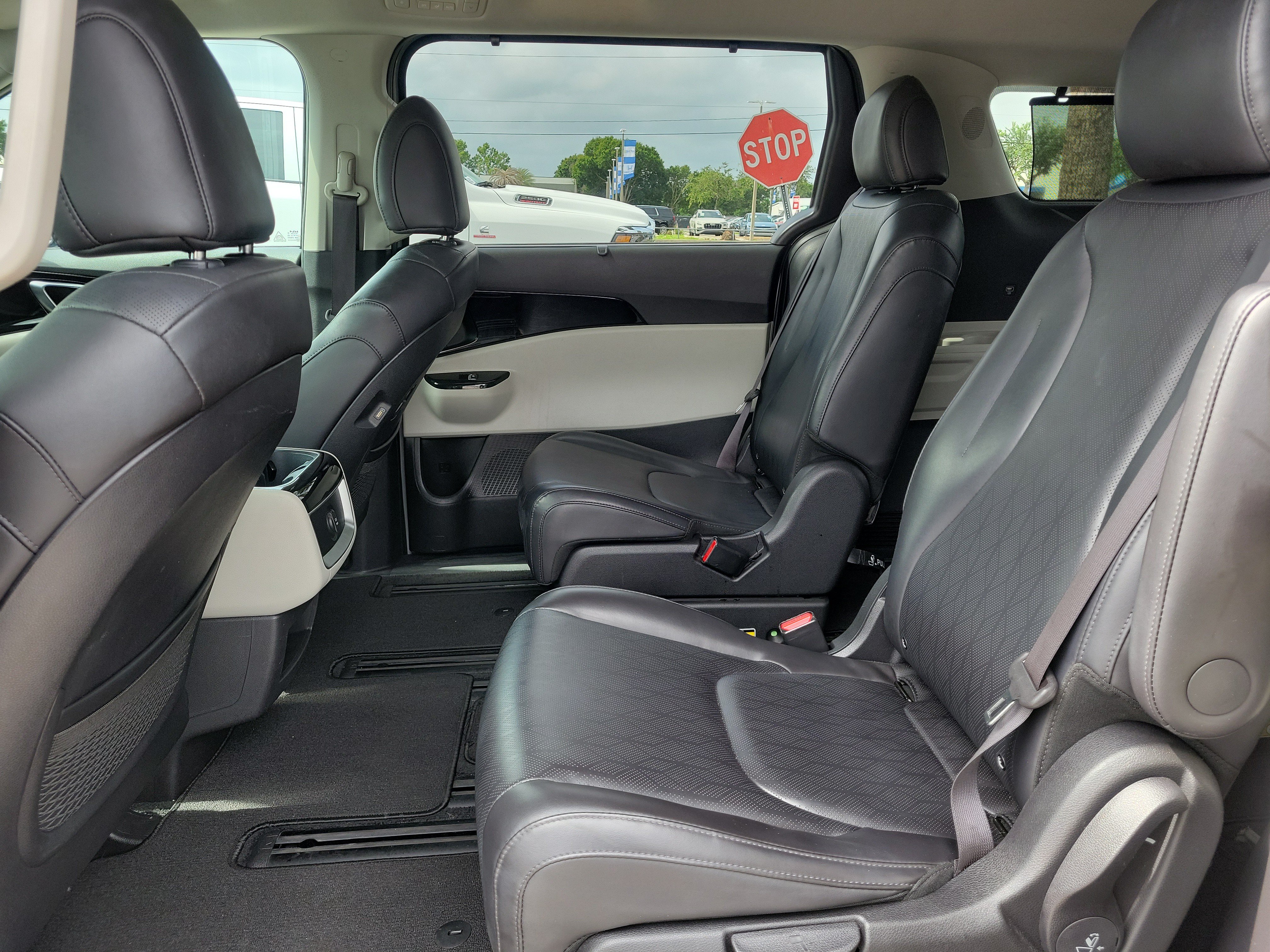 Used 2024 Kia Carnival EX FWD image 16