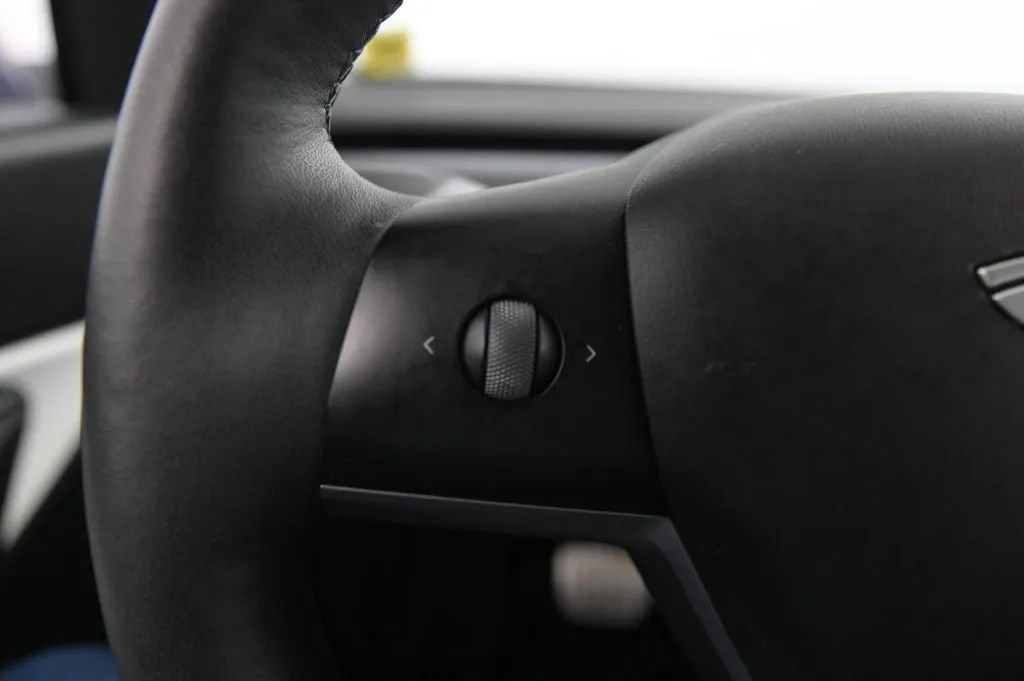 Used 2022 Tesla Model Y Performance AWD/4WD image 23