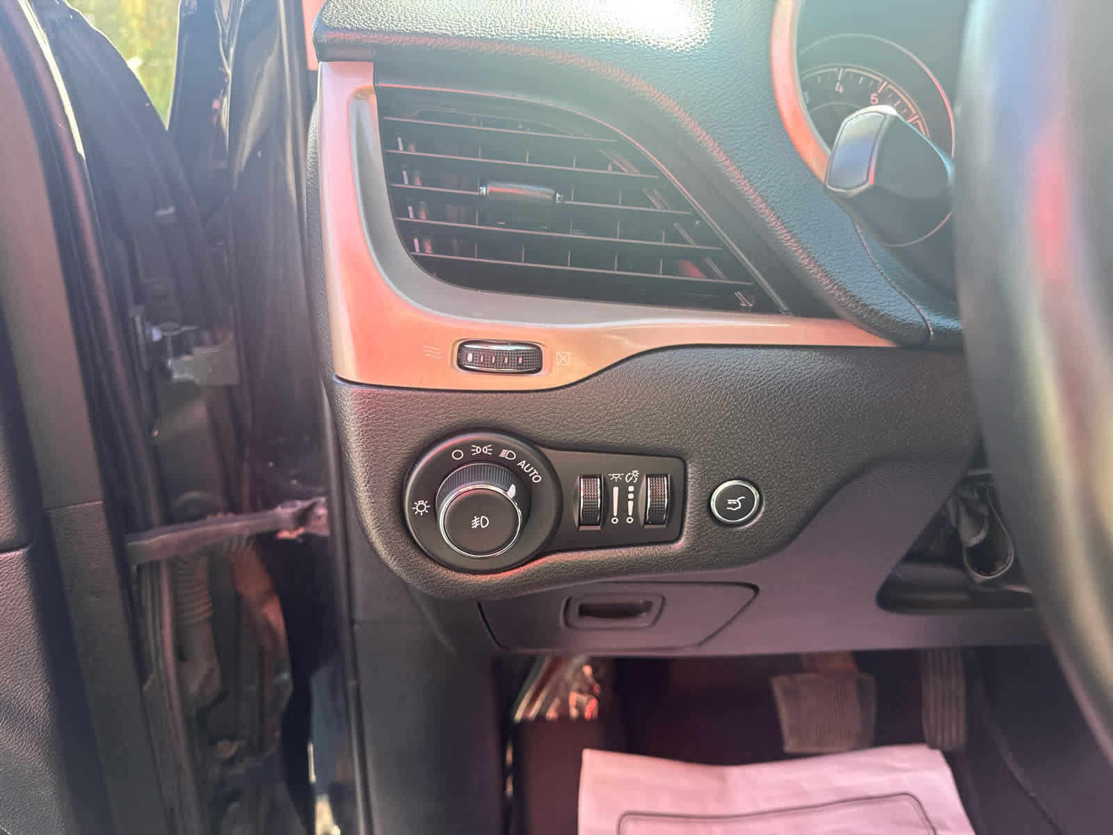 Used 2014 Jeep Cherokee Limited w/ Technology Group AWD/4WD image 18