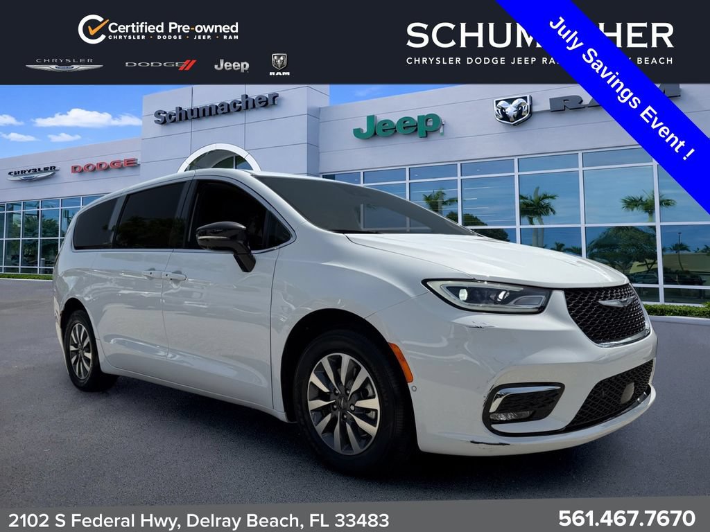 Used 2025 Chrysler Pacifica Select