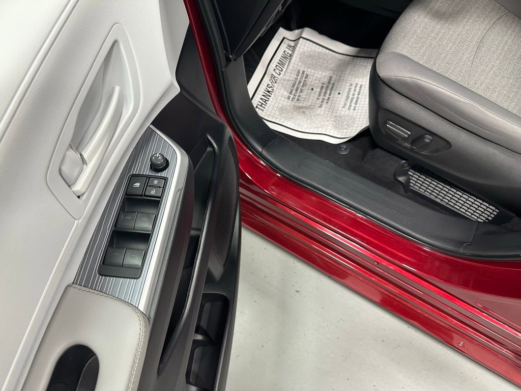 Used 2025 Toyota Sienna LE image 10