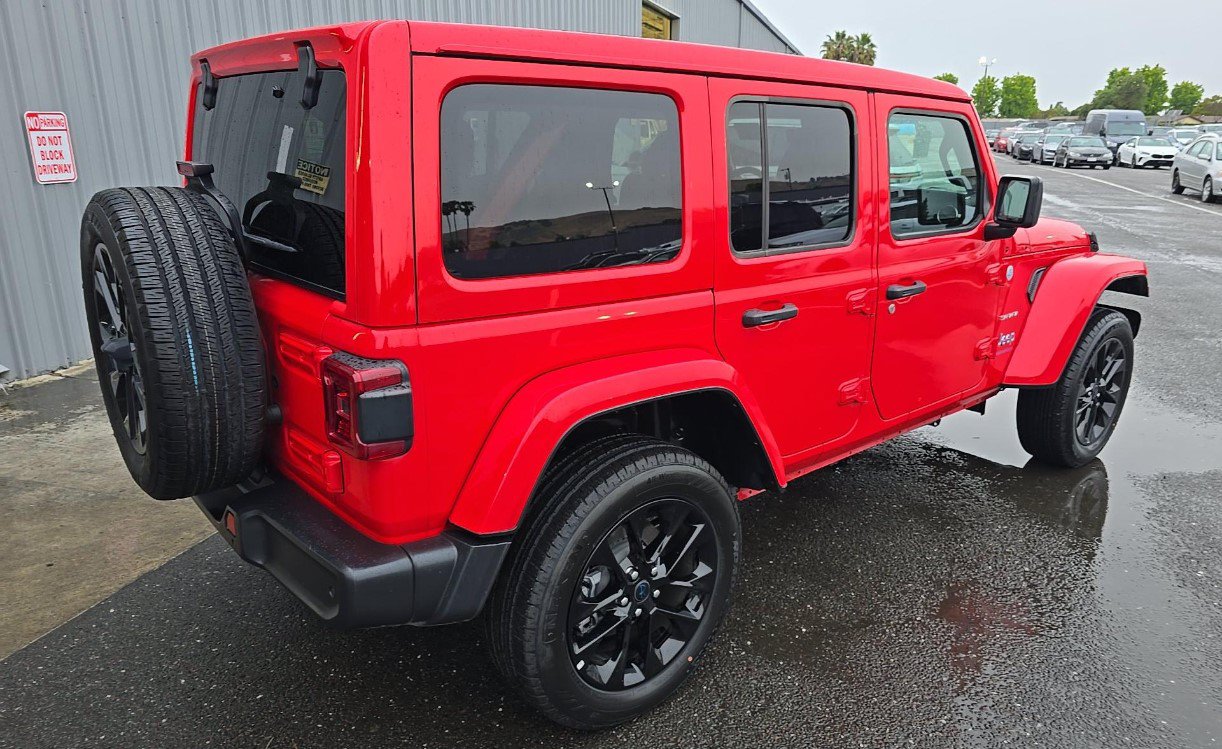 Used 2024 Jeep Wrangler Unlimited Sahara w/ Technology Group AWD/4WD image 4