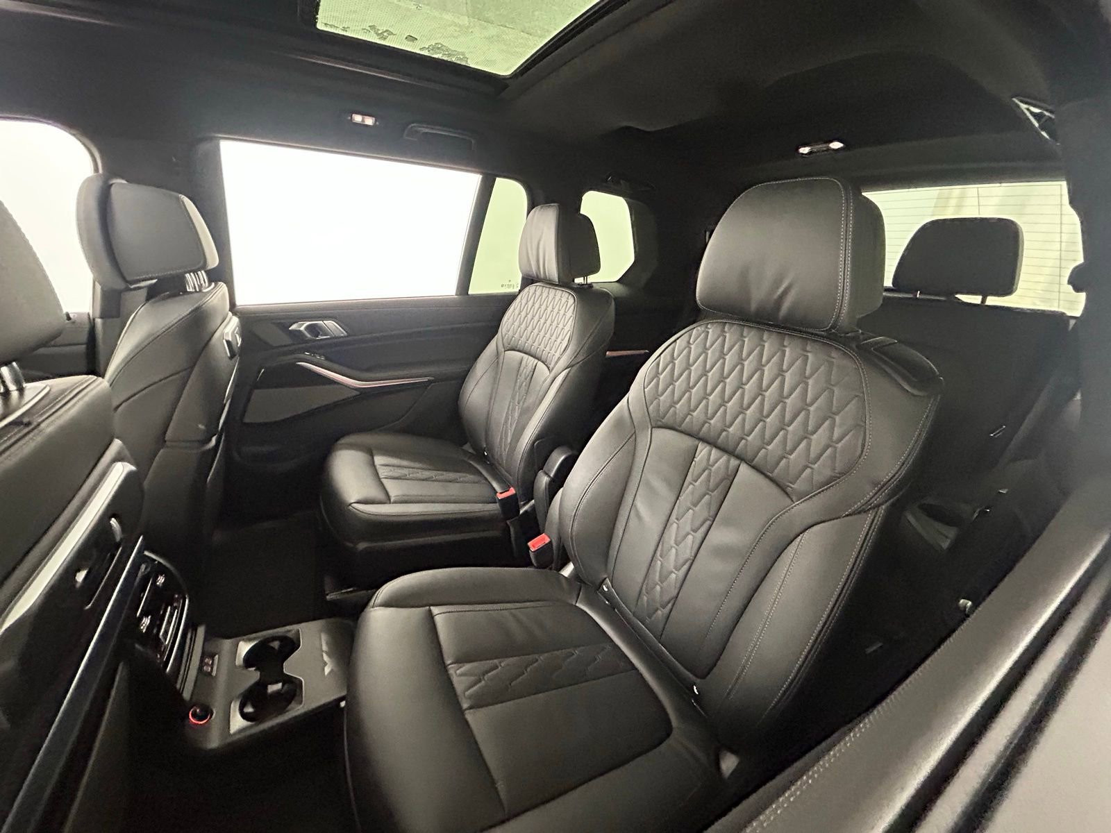 Used 2025 BMW X7 M60i w/ Executive Package image 33