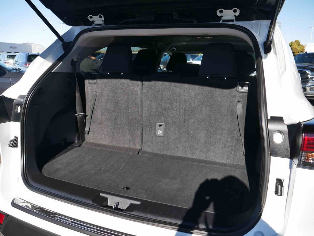 Used 2024 Toyota Highlander LE image 7