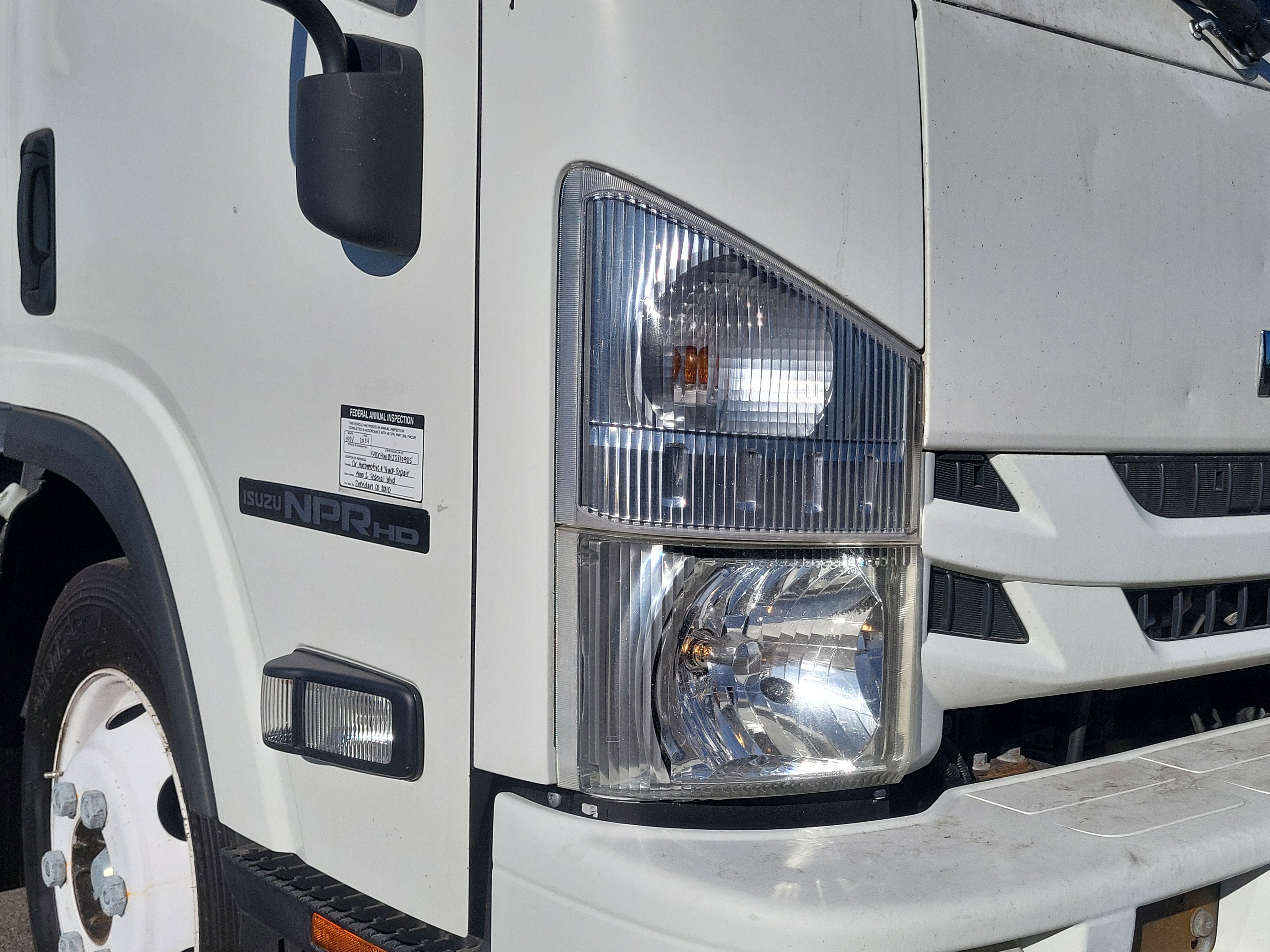 Used 2018 Isuzu NPR image 5