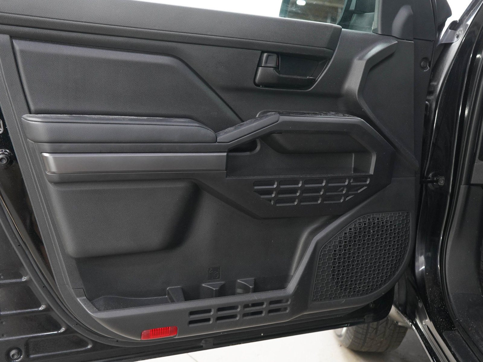 Used 2025 Toyota Tacoma SR5 AWD/4WD image 18