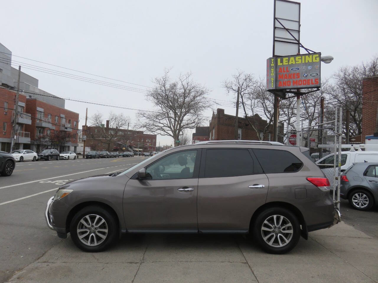 Used 2013 Nissan Pathfinder SV image 6
