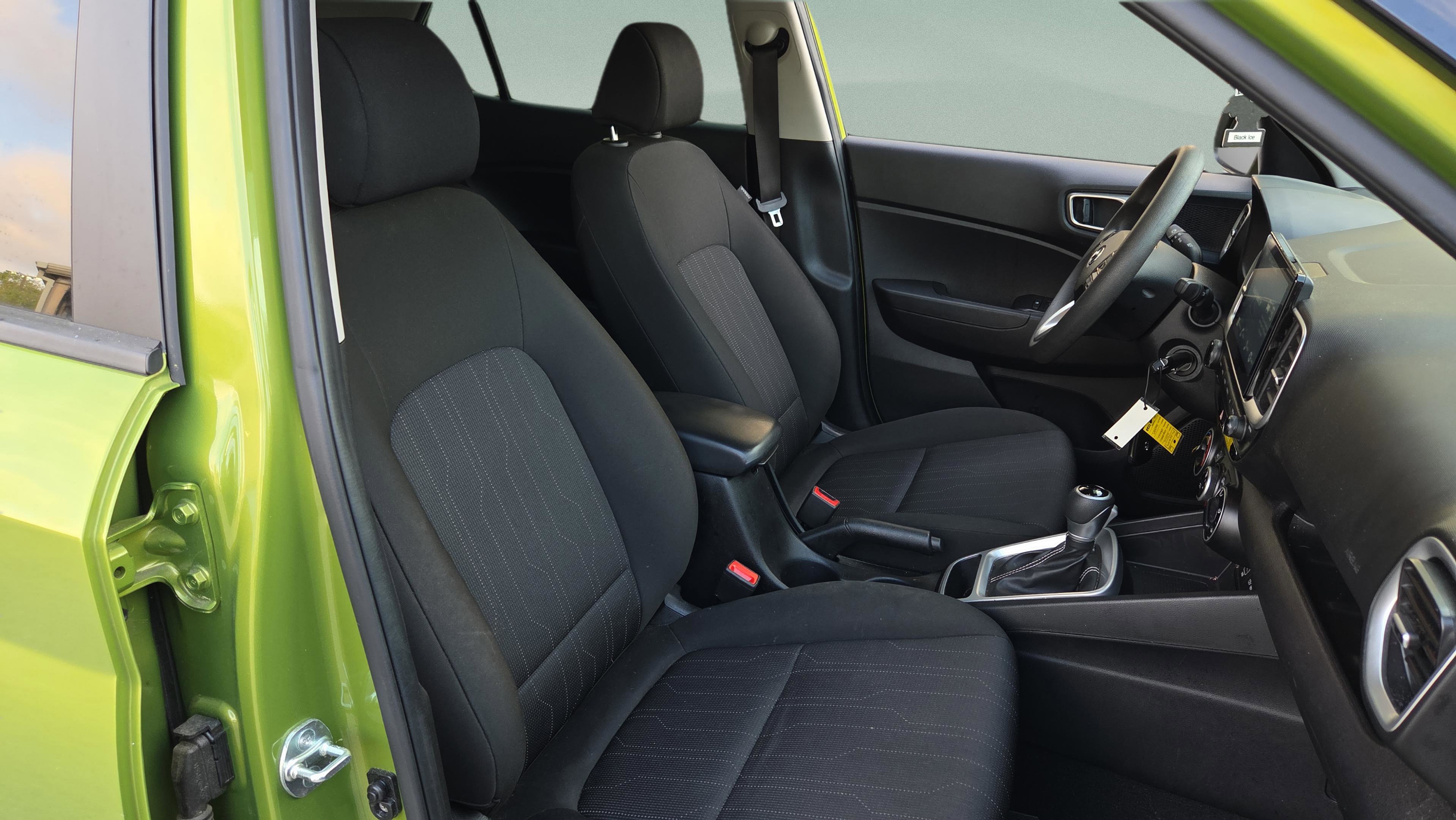 Used 2024 Hyundai Venue SE image 17