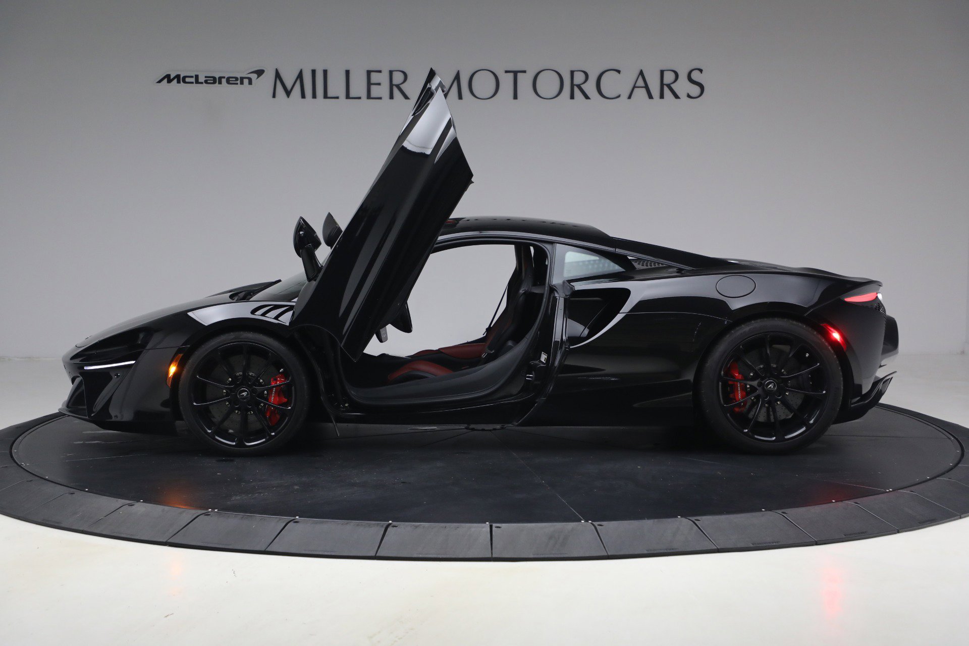 Used 2024 McLaren Artura RWD image 15