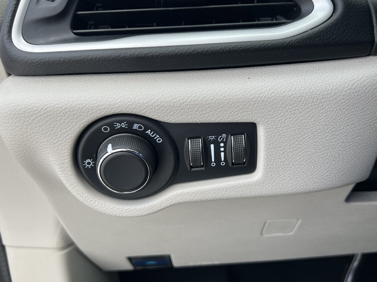 Used 2022 Chrysler Voyager LX FWD image 14