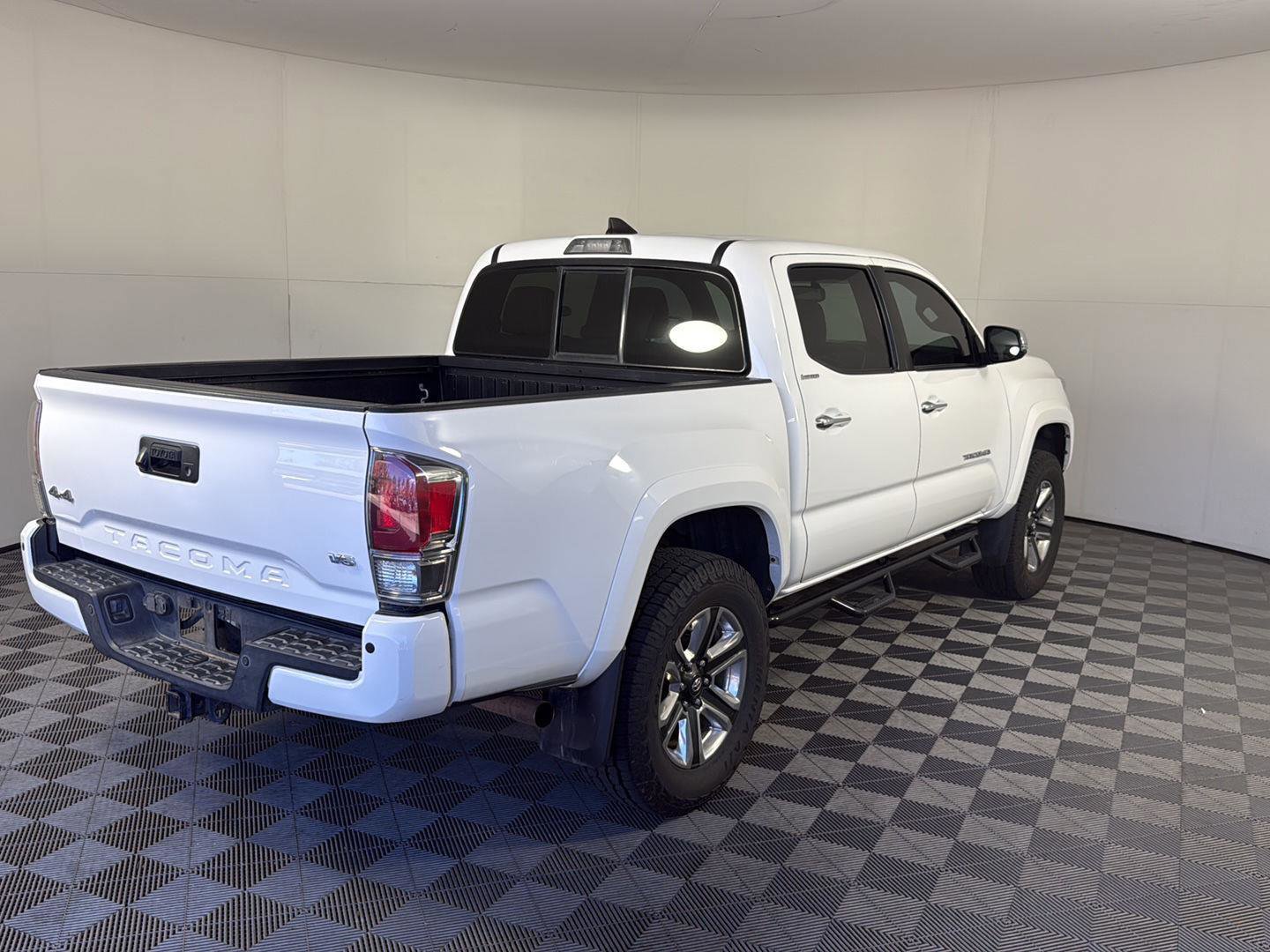 Used 2016 Toyota Tacoma Limited w/ Towing Package image 3