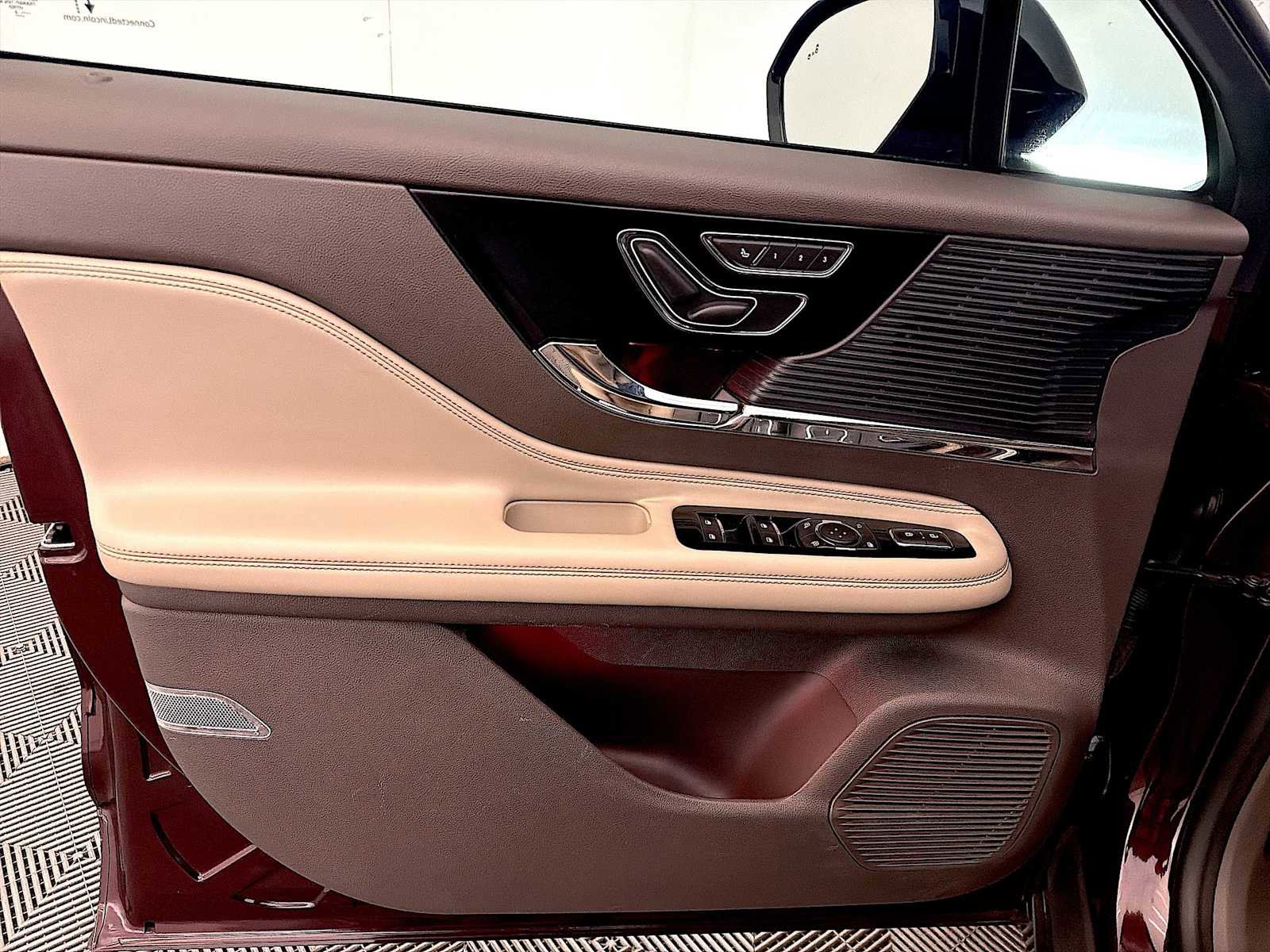 Used 2020 Lincoln Corsair AWD w/ Premium Package image 11