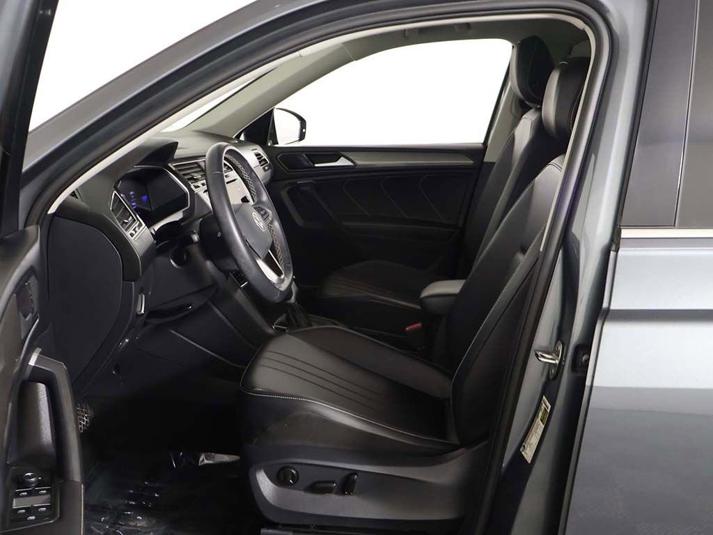 Used 2024 Volkswagen Tiguan SE w/ Panoramic Sunroof Package FWD image 28