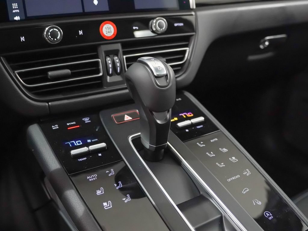 Certified 2026 Porsche Macan AWD/4WD image 33