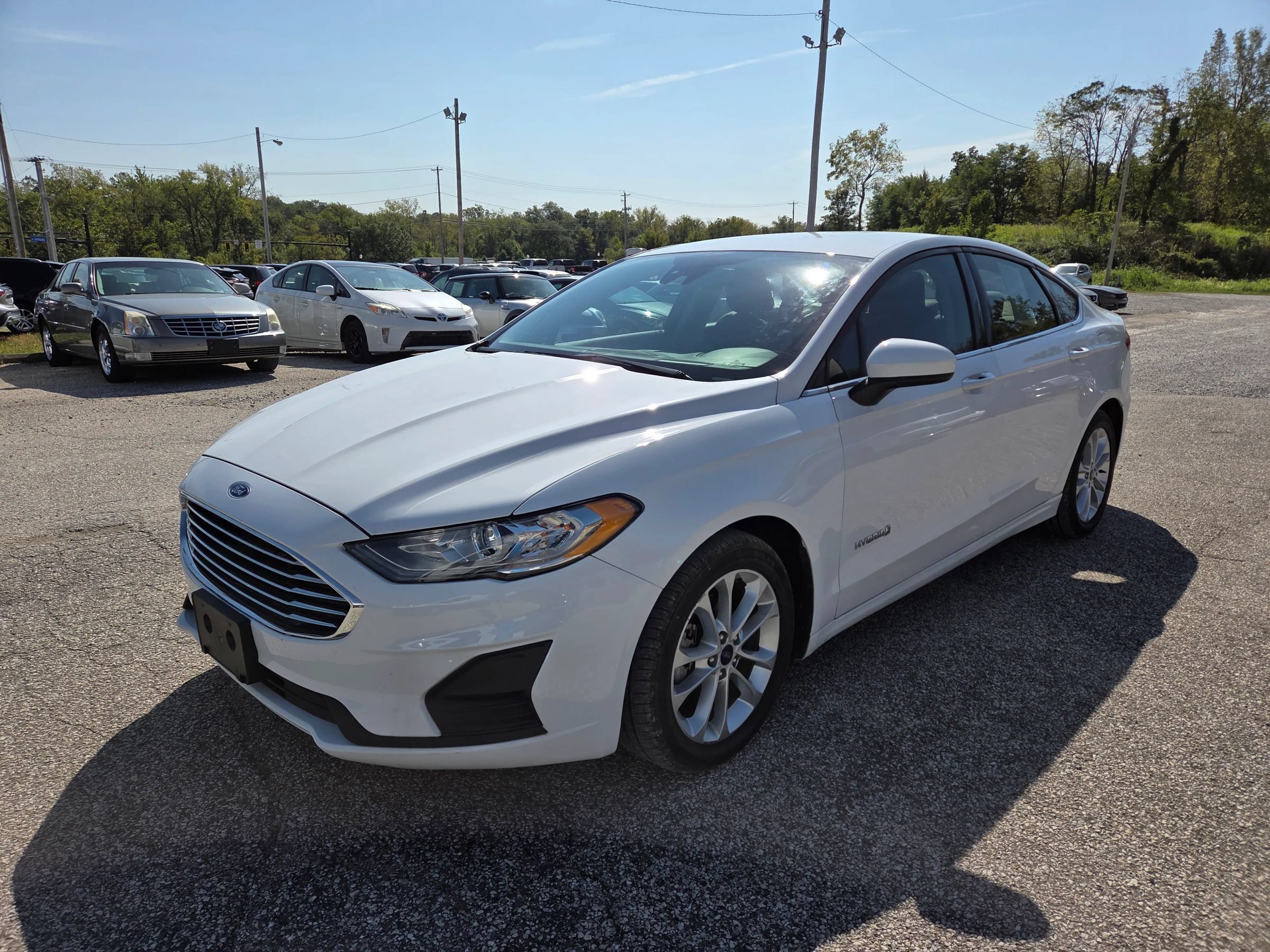 Used 2019 Ford Fusion SE FWD image 2
