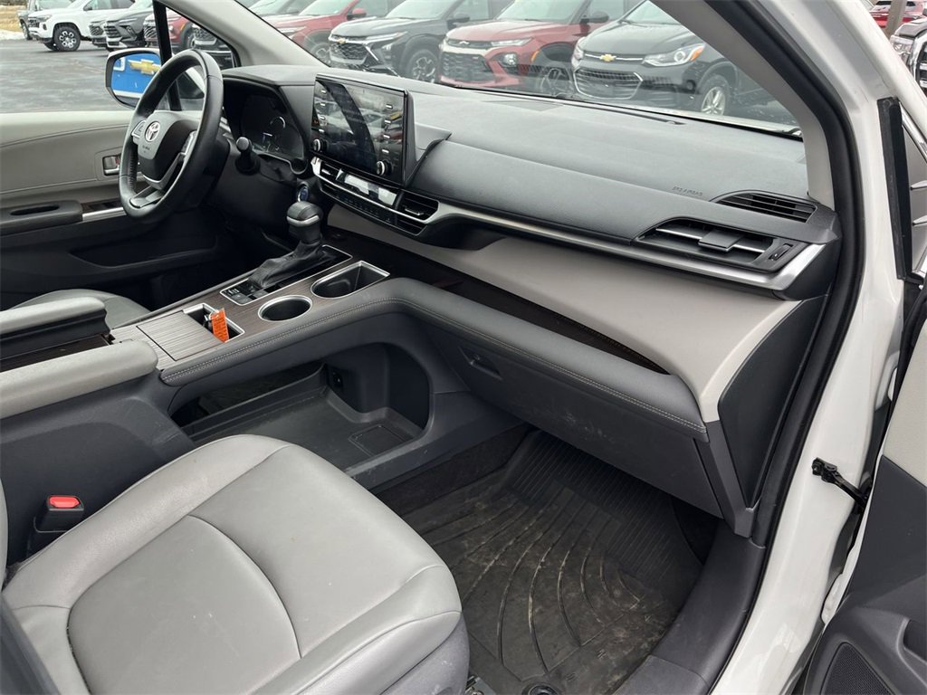 Used 2021 Toyota Sienna XLE image 28
