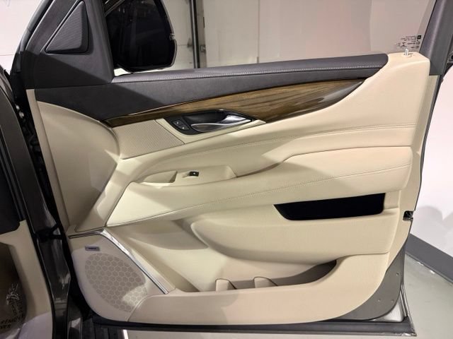 Used 2020 Cadillac Escalade Premium Luxury w/ LPO, Radiant Package AWD/4WD image 31