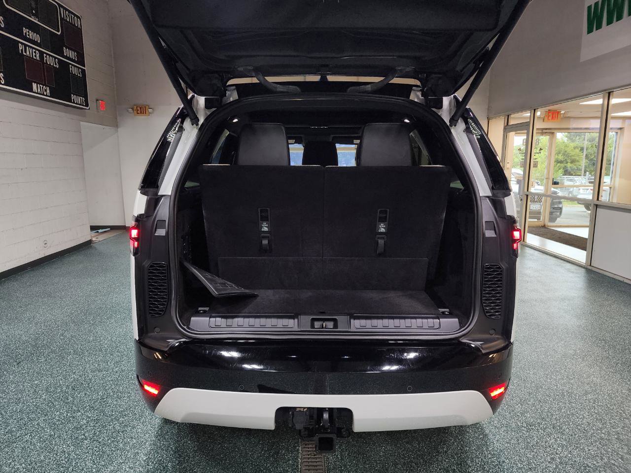 Used 2022 Land Rover Discovery S R-Dynamic image 23