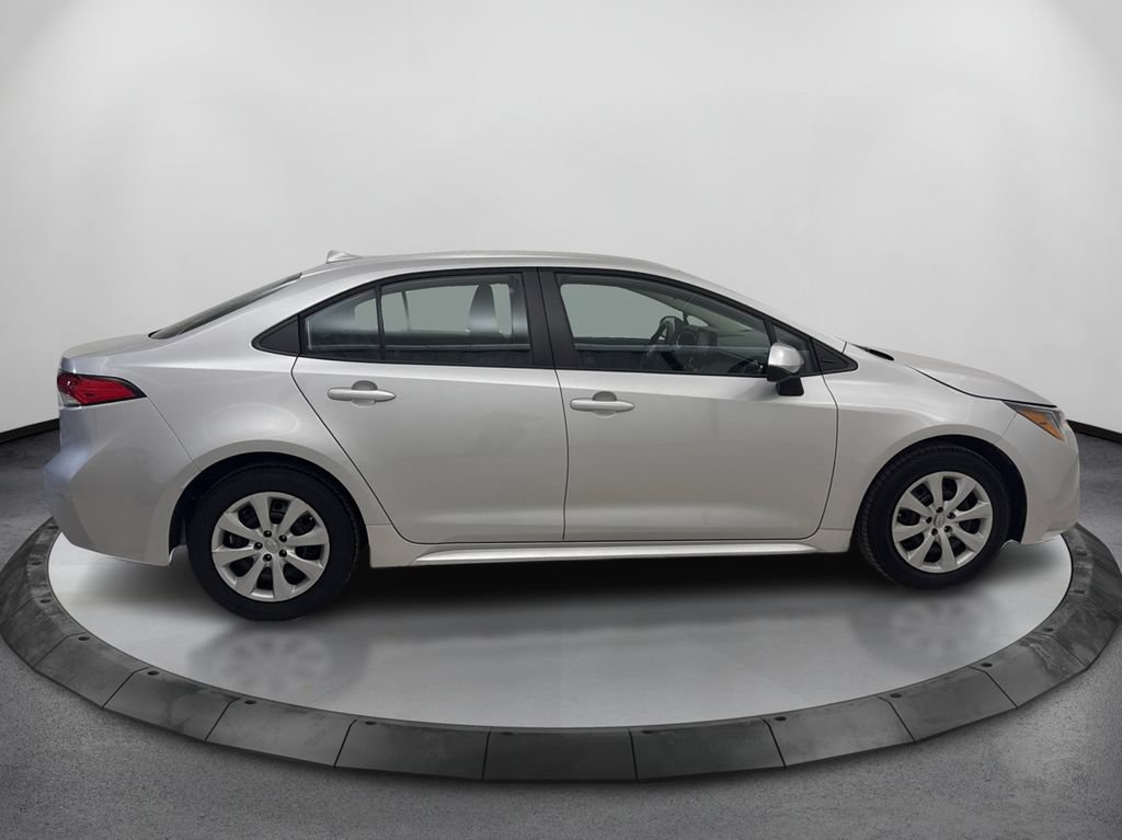 Used 2022 Toyota Corolla LE FWD image 4